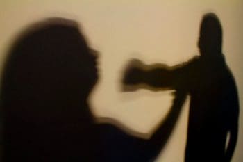 Homem &eacute; preso suspeito de manter mulher e filha em c&aacute;rcere privado