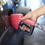 Gasolina vai ficar mais barata? Petr&oacute;leo cai ao n&iacute;vel mais baixo ap&oacute;s acordo EUA x Ir&atilde;