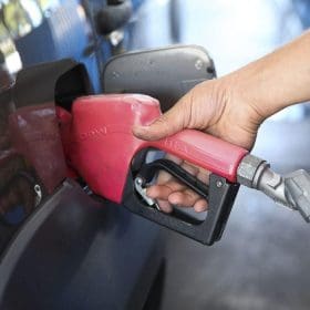 Gasolina vai ficar mais barata? Petróleo cai ao nível mais baixo após acordo EUA x Irã