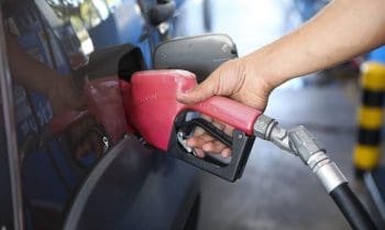 Gasolina vai ficar mais barata? Petróleo cai ao nível mais baixo após acordo EUA x Irã