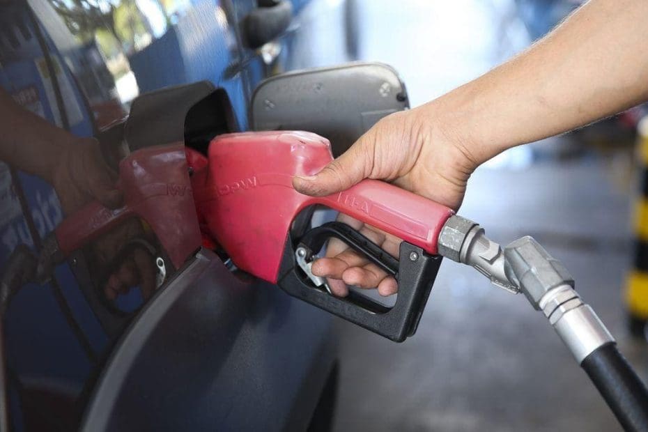 Gasolina vai ficar mais barata? Petróleo cai ao nível mais baixo após acordo EUA x Irã