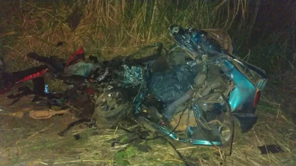 Duas pessoas morrem em acidente entre carro e caminhão em Luz