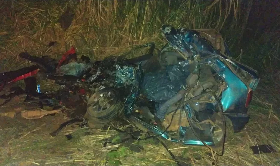 Duas pessoas morrem em acidente entre carro e caminhão em Luz