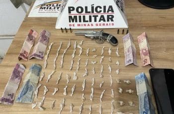 Com apoio do c&atilde;o de faro, drogas s&atilde;o apreendidas em casa abandonada no Davanuze e dupla &eacute; detida