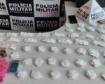 Cl&aacute;udio: PM localiza drogas em resid&ecirc;ncia de adolescente, ela escondia drogas para um casal