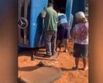 Caminh&atilde;o tomba na BR-262 em Nova Serrana