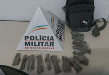 Ara&uacute;jos: Ap&oacute;s den&uacute;ncia, PM apreende tabletes de maconha dentro de carro estacionado em via p&uacute;blica