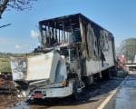 Caminhão carregado de colchões pega fogo na MG-050