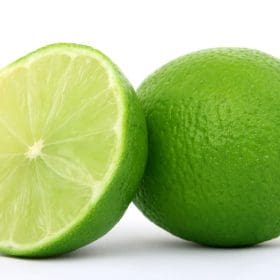 Coisas que acontecem quando você toma água com limão