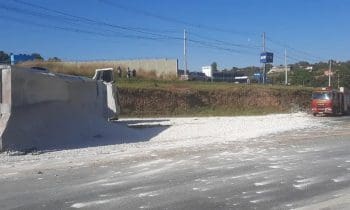 Homem fica ferido ap&oacute;s carreta tombar na MG-050 em Formiga