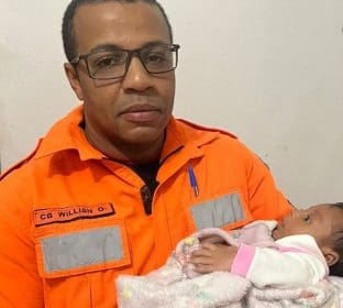 Bebê de dois meses engasga com leite materno e é salva pelos Bombeiros em Nova Serrana