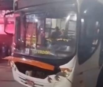 Acidente entre ônibus e trem deixa 3 feridos em Itaúna