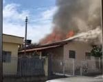Bombeiros combatem incêndio em residência de Itapecerica; três idosos são socorridos