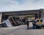 Acidente interdita rodovia MG-050 em Itaúna após tombamento de carga
