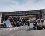 Acidente interdita rodovia MG-050 em Ita&uacute;na ap&oacute;s tombamento de carga