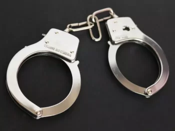 Motorista de aplicativo &eacute; preso com 3Kg de drogas em Divin&oacute;polis