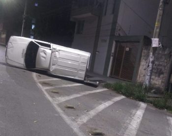 Carro capota na Rua Castro Alves com Cascalho Rico em Divinópolis