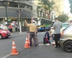 Carro e moto se chocam na avenida Primeiro de Junho em Divinópolis