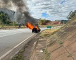 Carro pega fogo às margens da BR-381 em Oliveira