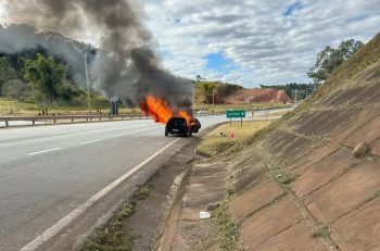Carro pega fogo &agrave;s margens da BR-381 em Oliveira