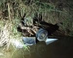 Motorista morre afogado após caminhonete cair em córrego em Bom Despacho