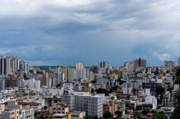 Prefeitura afirma j&aacute; ter tomado medidas contra a infesta&ccedil;&atilde;o de escorpi&otilde;es ao lado de escola em Divin&oacute;polis