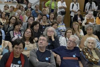 Governo suspende memorando que retiraria mais de 50% dos sal&aacute;rios de diretoras aposentadas apostiladas
