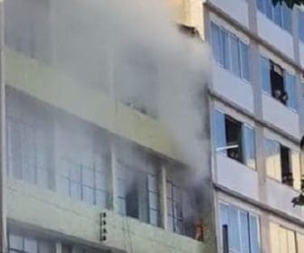 V&Iacute;DEOS: Inc&ecirc;ndio &eacute; registrado em pr&eacute;dio no Centro de Divin&oacute;polis