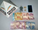 Ita&uacute;na: Dupla com passagens policiais &eacute; presa com pedras de crack e mais de R$300