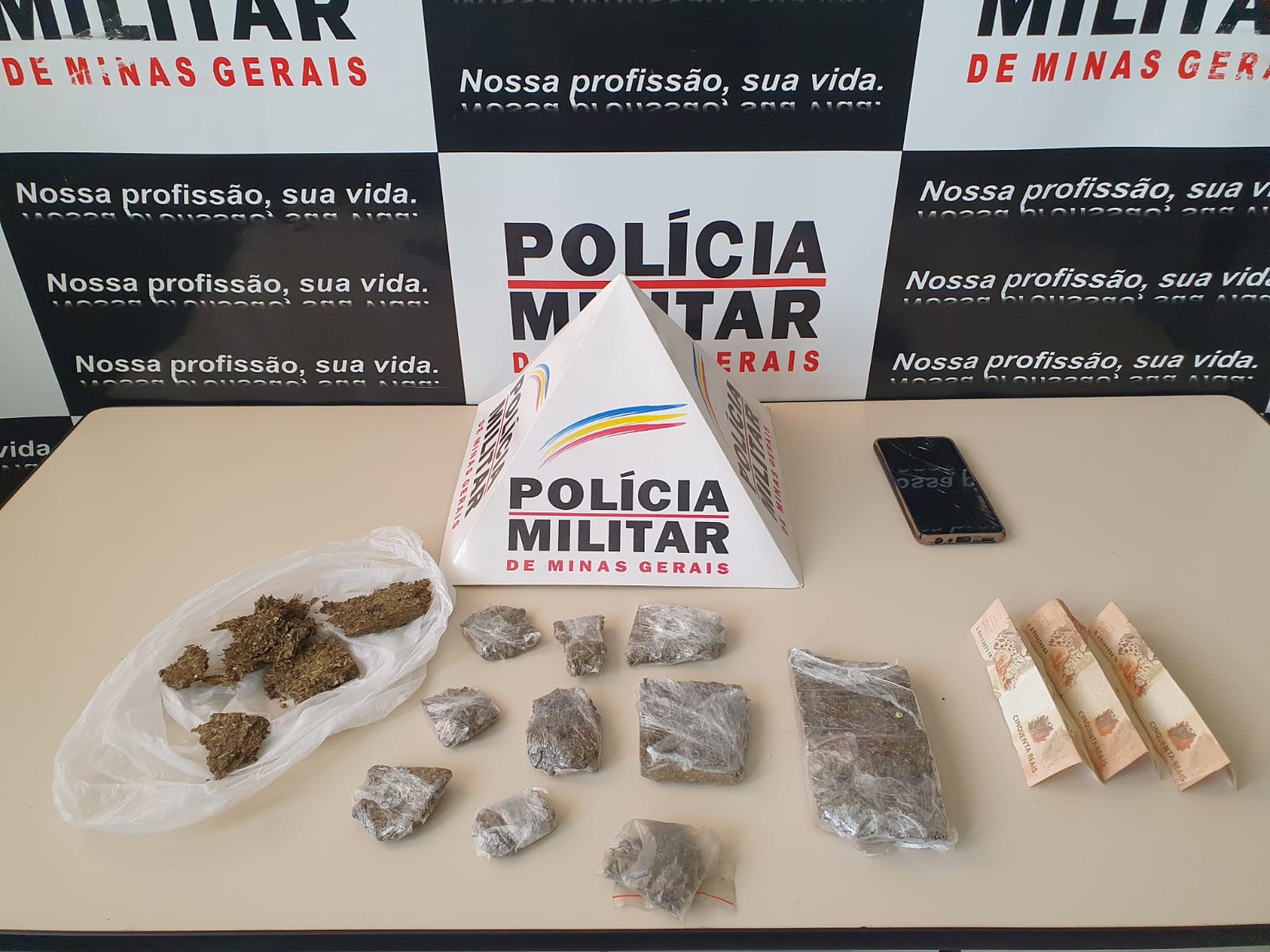 Jovem &eacute; preso por tr&aacute;fico de drogas em Santo Ant&ocirc;nio do Monte