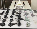 Menor tenta fugir de abordagem policial, mas &eacute; preso com pedras de crack e 39 buchas de maconha