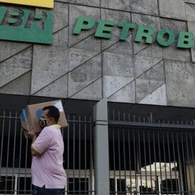 Petrobras reduz pre&ccedil;o da gasolina em 4,66% para distribuidoras&nbsp;