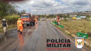 Motociclista fica gravemente ferido ap&oacute;s bater em carga de cerveja que caiu na pista