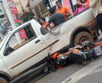 Motociclista vai parar dentro da ca&ccedil;amba de caminhonete ap&oacute;s acidente no Centro de Divin&oacute;polis