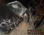 Motorista tenta desviar de buraco na curva e capota carro; estado de saúde é grave