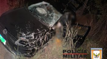 Motorista tenta desviar de buraco na curva e capota carro; estado de sa&uacute;de &eacute; grave