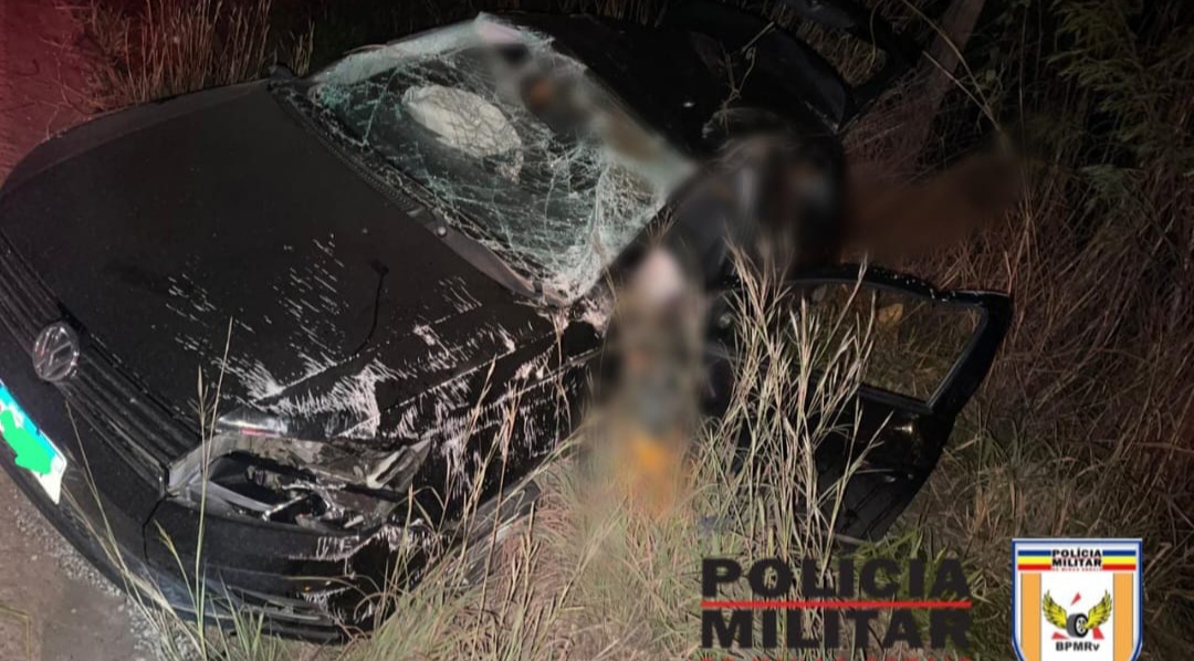 Motorista tenta desviar de buraco na curva e capota carro; estado de sa&uacute;de &eacute; grave
