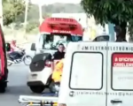 Mulher assusta com barulho e bate carro em muro