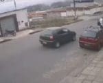 VÍDEO: Carro parado tem porta arrancada por outro veículo no bairro Vale do Sol