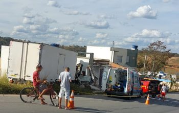Urgente: Motorista morre ap&oacute;s bater caminh&atilde;o em casa