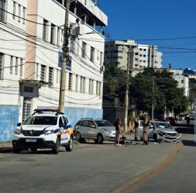 Veja fotos: Colis&atilde;o entre carros &eacute; registrada no Bom Pastor em Divin&oacute;polis