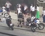 Veja vídeo da colisão entre carro e moto na Av. Ayrton Senna que deixou 2 homens feridos