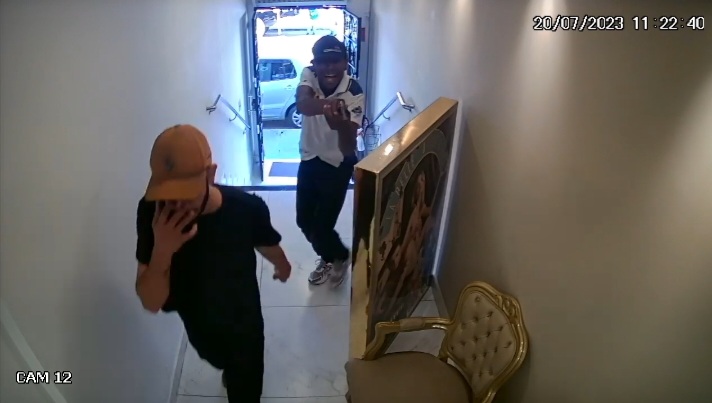 V&iacute;deos: homens armados assaltam relojoaria em Cl&aacute;udio