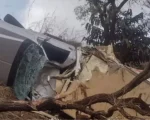 Motorista escapa ileso ap&oacute;s ve&iacute;culo capotar entre Moema e Lagoa da Prata