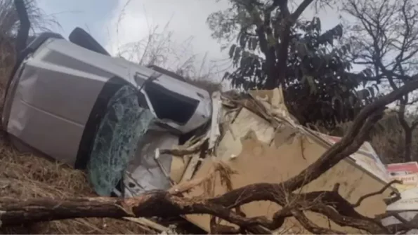 Motorista escapa ileso após veículo capotar entre Moema e Lagoa da Prata