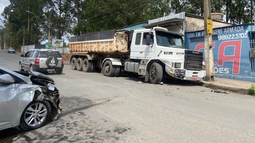 Divinópolis: Carro bate em caminhão parado e três pessoas ficam feridas