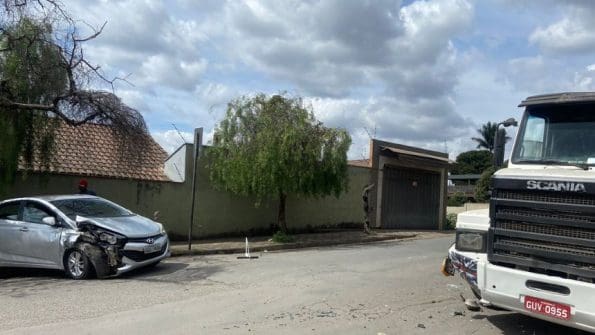 Divin&oacute;polis: Carro bate em caminh&atilde;o parado e tr&ecirc;s pessoas ficam feridas