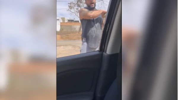 Homem joga pedra em mulher por briga no trânsito