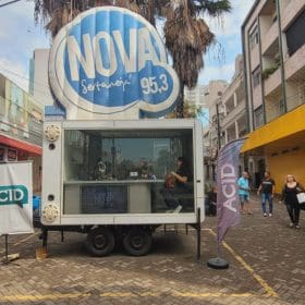 Estúdio móvel da rádio Nova Sertaneja esta AO VIVO direto do quarteirão da rua São Paulo juntamente com a ACID.
