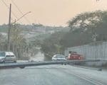 Carro colide contra poste em Itaúna